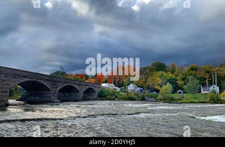 Pakenham ponte un ponte di pietra a cinque archi che attraversa il Fiume Mississippi in un giorno d'autunno tempestoso in Canada Foto Stock