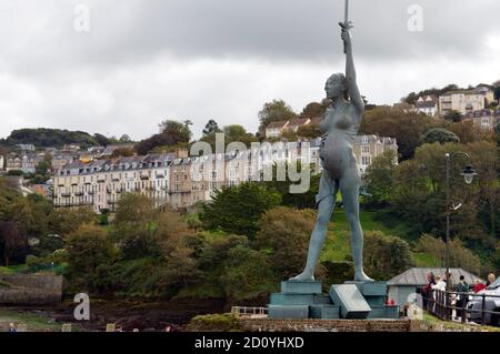 Statua di Damian Hurs't Verity al porto di Ilfracombe Foto Stock