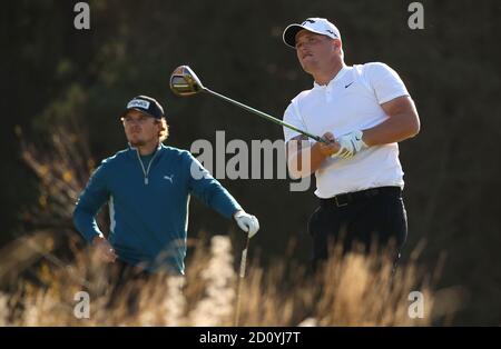 L'inglese Eddie Pepperell (a sinistra) e Callum Shinkwin sul decimo verde durante il quarto round dell'Aberdeen Standard Investments Scottish Open al Renaissance Club di North Berwick. Foto Stock