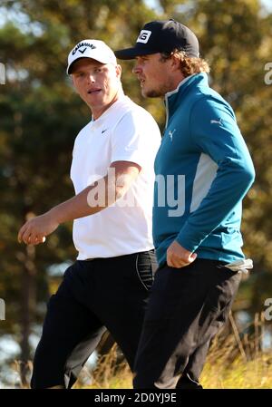 L'inglese Callum Shinkwin (a sinistra) e Eddie Pepperell sul decimo verde durante il quarto round dell'Aberdeen Standard Investments Scottish Open al Renaissance Club di North Berwick. Foto Stock