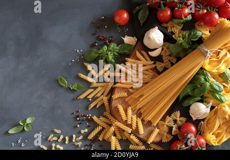Vari tipi di pasta italiana. Vista dall'alto. Foto Stock