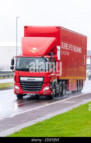 Royal Mail trasporti HGV, camion articolati che guida vicino Londra Heathrow Airport, UK. Cabina CF DAF. Veicolo su strada in condizioni meteorologiche avverse. Acqua piovana Foto Stock