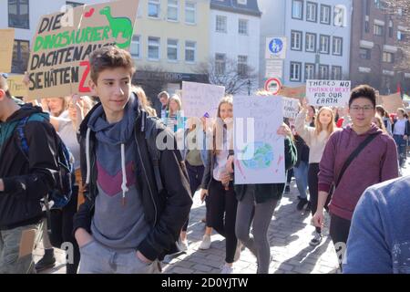 I partecipanti con i loro poster al venerdì per la futura dimostrazione Sulla Giornata mondiale del cambiamento climatico a Duesseldorf Foto Stock