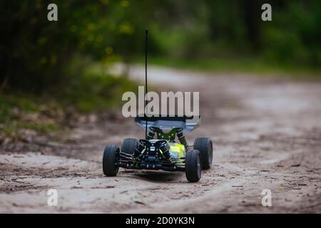 Auto radio controllata in azione Foto Stock