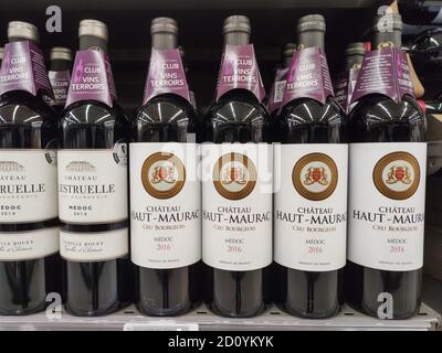 Scaffali supermercato riempito con molte bottiglie e marche di vini francesi Foto Stock