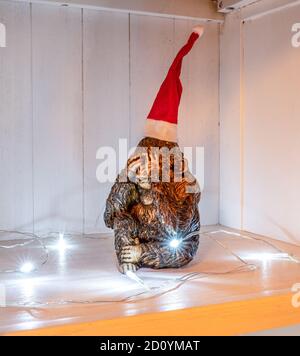 Le tre Sculpture scimmie non vedere natale Decoation cappello e luci di santa. Foto Stock