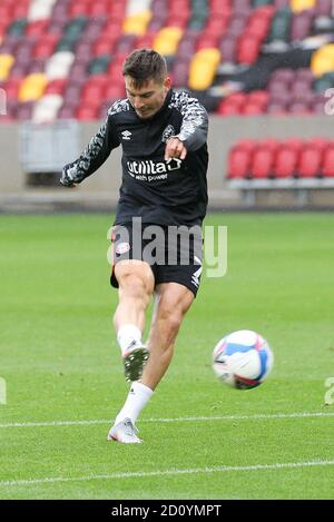 Londra, Regno Unito. 04 ottobre 2020. Sergi Can-s di Brentford si riscalda durante la partita EFL Sky Bet Championship tra Brentford e Preston North End al Brentford Community Stadium di Londra, Inghilterra, il 4 ottobre 2020. Foto di Ken Sparks. Solo per uso editoriale, è richiesta una licenza per uso commerciale. Nessun utilizzo nelle scommesse, nei giochi o nelle pubblicazioni di un singolo club/campionato/giocatore. Credit: UK Sports Pics Ltd/Alamy Live News Foto Stock