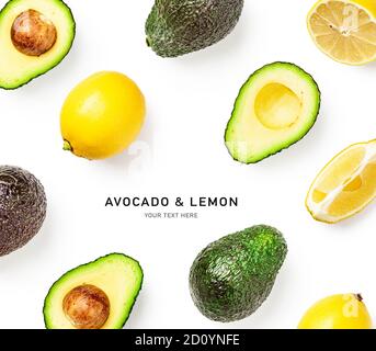 Layout creativo e composizione di avocado e limone isolato su sfondo bianco. Cibo, cibo sano e concetto di dieta. Disposizione di frutta tropicale. Foto Stock