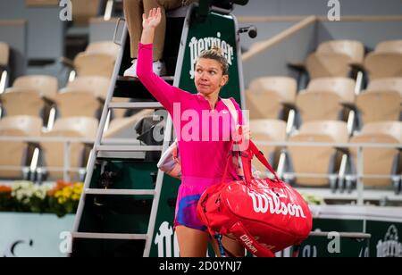 Parigi, Francia. 04 ottobre 2020. Simona Halep della Romania dopo aver perso contro IgA Swiatek della Polonia la sua quarta partita al Roland Garros 2020, torneo di tennis Grand Slam, il 4 ottobre 2020 allo stadio Roland Garros di Parigi, Francia - Photo Rob Prange / Spain DPPI / DPPI Credit: LM/DPPI/Rob Prange/Alamy Live News Credit: Gruppo Editoriale LiveMedia/Alamy Live News Foto Stock