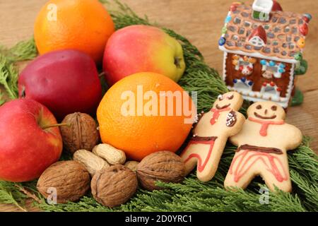 Decorazione di Natale con figure di pan di zenzero, noci e frutta Foto Stock