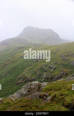 Vista di Harrison Stickle sotto la pioggia dal sentiero su Stickle Ghyll, Langdale Pikes Foto Stock