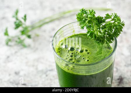 Fresco sano in casa immunologico che amplificare succo verde con spazio copia Foto Stock
