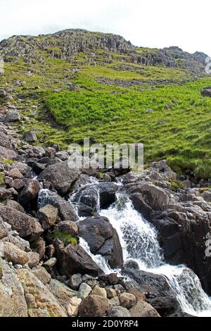 Viste di Tarn Crag dal percorso su Stickle Ghyll a. Tarn Stickle Foto Stock