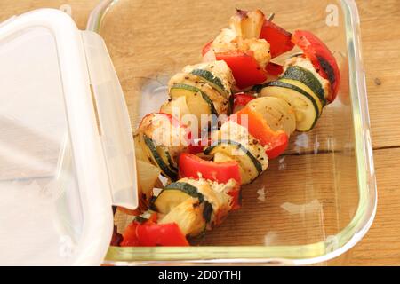 deliziosi spiedini di kebab nel recipiente con peperoni e. cipolle Foto Stock