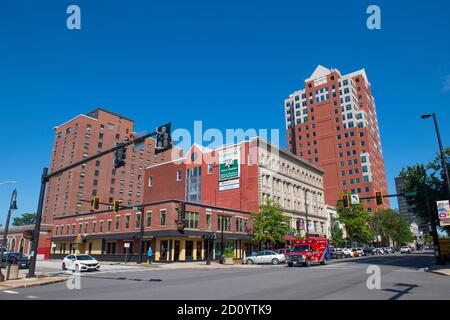 Edifici commerciali storici su Elm Street a Merrimack Street e City Hall Plaza nel centro di Manchester, New Hampshire NH, USA. Foto Stock