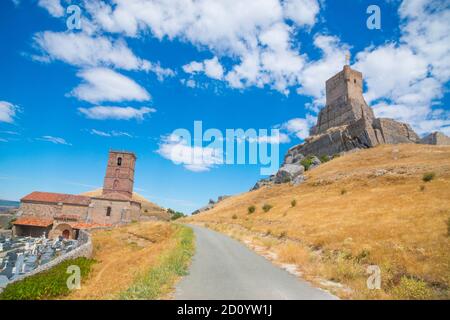 Castello e Chiesa di Santa Maria del Rey. Atienza, provincia di Guadalajara, Castilla la Mancha, Spagna. Foto Stock