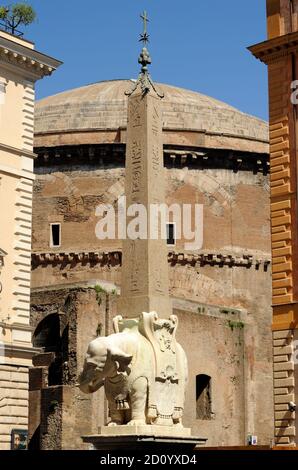 Italia, Roma, Piazza della Minerva, elefante Bernini, obelisco egizio chiamato Pulcino della Minerva e Pantheon Foto Stock