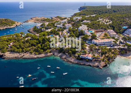 La foto del 28 luglio 2020 mostra le barche ormeggiate nel Mar Mediterraneo nella baia di Portinatx a Ibiza, parte delle Isole Baleari spagnole, che è popolare tra le famiglie britanniche, ma è ora una zona no go per i turisti britannici. Le barche sono normalmente utilizzate per escursioni giornaliere, ma il la mancanza di turisti significa che sono licenziati per il momento. Foto Stock