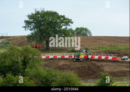 Harefield, Uxbridge, Regno Unito. 28 Settembre 2020. Un numero enorme di alberi è stato abbattuto nella campagna di Harvil Road ad Harefield per lavori di costruzione del collegamento ferroviario ad alta velocità 2 da Londra a Birmingham. Il controverso lavoro di costruzione di HS2 mette a rischio 693 siti di fauna selvatica, 108 boschi antichi e 33 siti di interesse scientifico speciale. Credito: Maureen McLean/Alamy Foto Stock