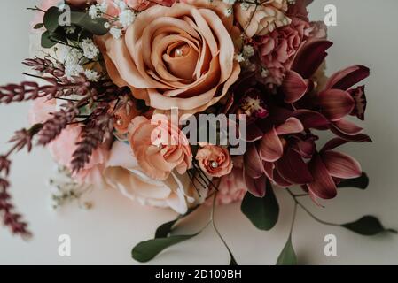 Foto ad alto angolo di un bouquet di fiori di nozze con diversi fiori Foto Stock