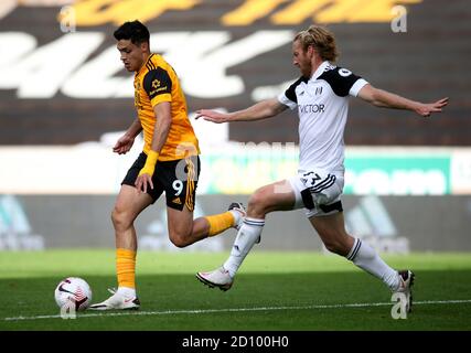 Wolverhampton Wanderers' Raul Jimenez (a sinistra) e Fulham's Tim Ream combattono per la palla durante la partita della Premier League a Molineux, Wolverhampton. Foto Stock