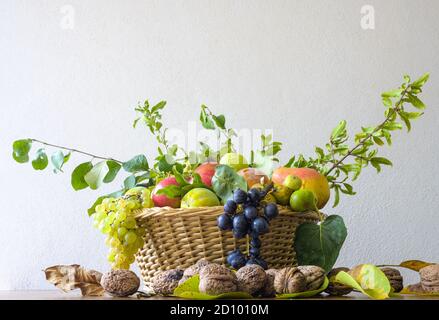 Immagini Stock - Cesto Di Frutta Fresca Su Un Tavolo In Legno