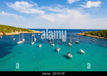 La foto del 28 luglio 2020 mostra le barche ormeggiate nel Mar Mediterraneo nella baia di Portinatx a Ibiza, parte delle Isole Baleari spagnole, che è popolare tra le famiglie britanniche, ma è ora una zona no go per i turisti britannici. Le barche sono normalmente utilizzate per escursioni giornaliere, ma il la mancanza di turisti significa che sono licenziati per il momento. Foto Stock