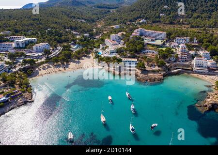 La foto del 28 luglio 2020 mostra le barche ormeggiate nel Mar Mediterraneo nella baia di Portinatx a Ibiza, parte delle Isole Baleari spagnole, che è popolare tra le famiglie britanniche, ma è ora una zona no go per i turisti britannici. Le barche sono normalmente utilizzate per escursioni giornaliere, ma il la mancanza di turisti significa che sono licenziati per il momento. Foto Stock