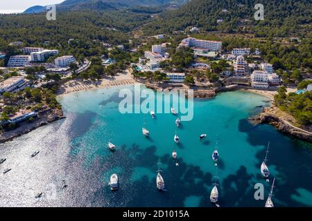 La foto del 28 luglio 2020 mostra le barche ormeggiate nel Mar Mediterraneo nella baia di Portinatx a Ibiza, parte delle Isole Baleari spagnole, che è popolare tra le famiglie britanniche, ma è ora una zona no go per i turisti britannici. Le barche sono normalmente utilizzate per escursioni giornaliere, ma il la mancanza di turisti significa che sono licenziati per il momento. Foto Stock