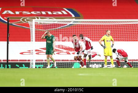 Nicolas Pepe (centro) di Arsenal festeggia il secondo gol del suo fianco con il compagno di squadra Pierre-Emerick Aubameyang, mentre John Lundstram (a sinistra) di Sheffield United guarda in disuso durante la partita della Premier League all'Emirates Stadium di Londra. Foto Stock