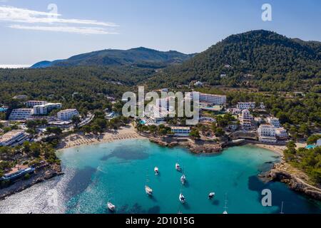 La foto del 28 luglio 2020 mostra le barche ormeggiate nel Mar Mediterraneo nella baia di Portinatx a Ibiza, parte delle Isole Baleari spagnole, che è popolare tra le famiglie britanniche, ma è ora una zona no go per i turisti britannici. Le barche sono normalmente utilizzate per escursioni giornaliere, ma il la mancanza di turisti significa che sono licenziati per il momento. Foto Stock