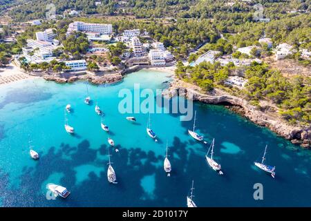 La foto del 28 luglio 2020 mostra le barche ormeggiate nel Mar Mediterraneo nella baia di Portinatx a Ibiza, parte delle Isole Baleari spagnole, che è popolare tra le famiglie britanniche, ma è ora una zona no go per i turisti britannici. Le barche sono normalmente utilizzate per escursioni giornaliere, ma il la mancanza di turisti significa che sono licenziati per il momento. Foto Stock