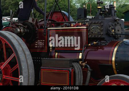 La vernice brassola e brassatura brassola brassura su ‘Jayne Eyre’, il superbamente restaurato Burrell 4 nhp (potenza nominale del cavallo) Gold Medal Steam Tractor No. 3626, costruito nel 1914 presso la Chas. Burrell & Sons lavora a Thetford, Norfolk. 'Jane Eyre', visto qui nel luglio 2013 in mostra al 50 ° anniversario Woodcote Steam & Vintage Transport Rally a Woodcote, Oxfordshire England, Regno Unito, è ora di proprietà della famiglia Hawthorne di appassionati di vapore di Moulsford, Oxon. Foto Stock