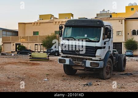 Camion e divano in un'area libera Foto Stock