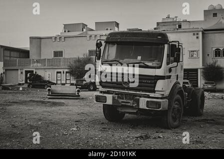 Camion e divano in un'area libera Foto Stock