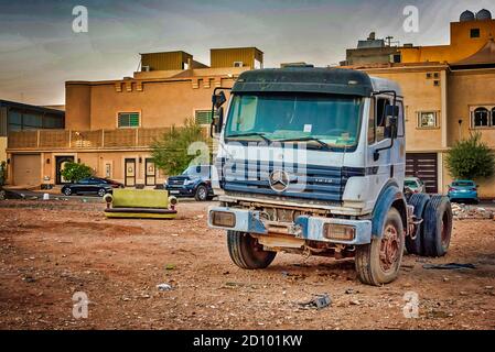 Camion e divano in un'area libera Foto Stock