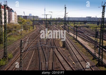 Vista ad alto angolo dei binari ferroviari in Germania - multipla le linee ferroviarie convergono e si allontanano nella distanza Foto Stock