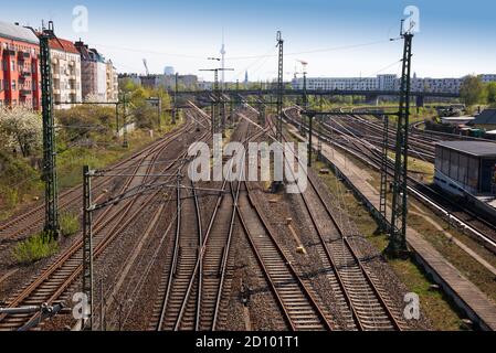 Vista ad alto angolo dei binari ferroviari in Germania - multipla le linee ferroviarie convergono e si allontanano nella distanza Foto Stock