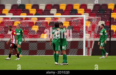 Ryan Ledson e Joe Rafferty del Preston North End festeggiano dopo aver vinto la partita del campionato Sky Bet al Brentford Community Stadium di Londra. Foto Stock