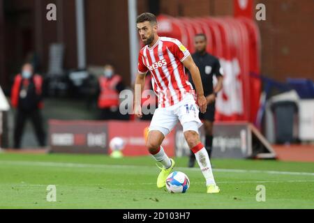 Stoke on Trent, Regno Unito. 04 ottobre 2020. Tommy Smith di Stoke City in azione. EFL Skybet Championship, Stoke City contro Birmingham City allo stadio Bet365 di Stoke on Trent domenica 4 ottobre 2020. Questa immagine può essere utilizzata solo per scopi editoriali. Solo per uso editoriale, è richiesta una licenza per uso commerciale. Nessun uso nelle scommesse, nei giochi o nelle pubblicazioni di un singolo club/campionato/giocatore. pic di Chris Stading/Andrew Orchard sport photography/Alamy Live news Credit: Andrew Orchard sports photography/Alamy Live News Foto Stock