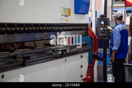 CNC industriale professionale sincronizzare pressa idraulica freno piegatrice. Macchine industriali per la lavorazione dei metalli. Foto Stock