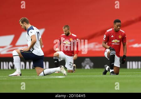 I giocatori di Manchester United e Tottenham Hotspur prendono un ginocchio a sostegno del movimento Black Lives Matter prima della partita della Premier League a Old Trafford, Manchester. Foto Stock