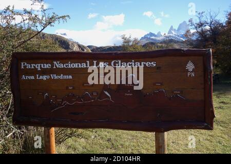 Cartello della catena montuosa con il monte Fitz Roy sullo sfondo Foto Stock