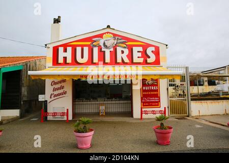 Huitres Devineau - Ostréiculteur, Oysters in vendita, Noirmoutier, Pays de la Loire, Vendee, Francia Foto Stock