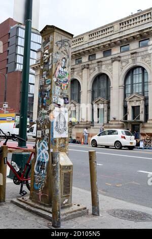 NEW YORK, USA - 10 MAGGIO 2019: La vecchia bocca di strada coperta di graffiti e opere d'arte sul marciapiede in West 14th Street, New York City, il 10 maggio, Foto Stock