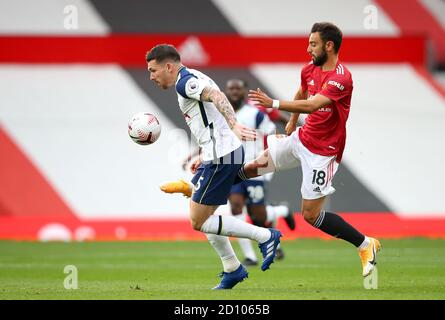 Pierre-Emile Hojbjerg di Tottenham Hotspur (a sinistra) e Bruno Fernandes di Manchester United combattono per la palla durante la partita della Premier League a Old Trafford, Manchester. Foto Stock