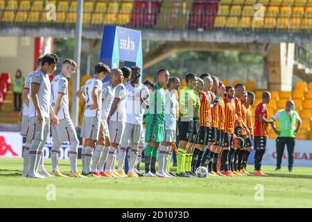 Benevento, Italia. 04 ottobre 2020. Le squadre si sono schierate all'ingresso del campo durante la Serie A Football Match Benevento vs Bologna FC Credit: Independent Photo Agency/Alamy Live News Foto Stock