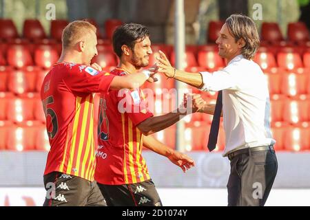 Benevento, Italia. 04 ottobre 2020. Filippo Inzaghi, allenatore italiano di Benevento, ringrazia la sua squadra per la vittoria durante la serie A, Benevento vs Bologna FC Credit: Independent Photo Agency/Alamy Live News Foto Stock