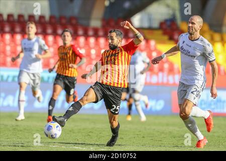 Benevento, Italia. 04 ottobre 2020. L'attaccante italiano di Benevento Marco Sau controlla il pallone durante la serie A partita di calcio Benevento vs Bologna FC Credit: Independent Photo Agency/Alamy Live News Foto Stock