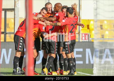 Benevento, Italia. 04 ottobre 2020. L'attaccante italiano di Benevento Gianluca Lapadula festeggia dopo aver segnato un gol con la sua squadra durante la Serie A Football Match Benevento vs Bologna FC Credit: Independent Photo Agency/Alamy Live News Foto Stock